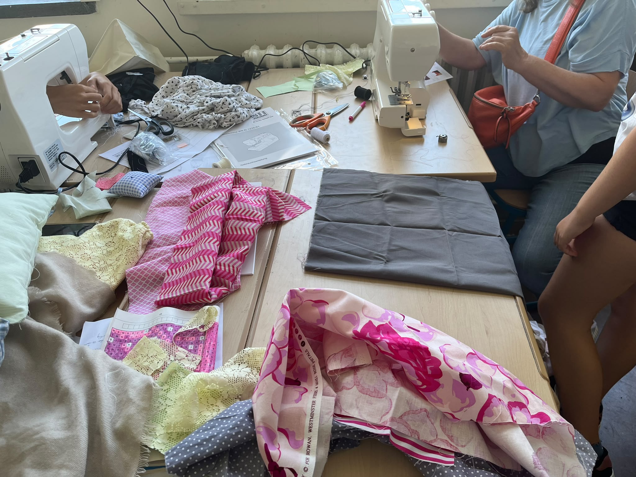 Projekt 28 – Schülerinnen beim Nähen
